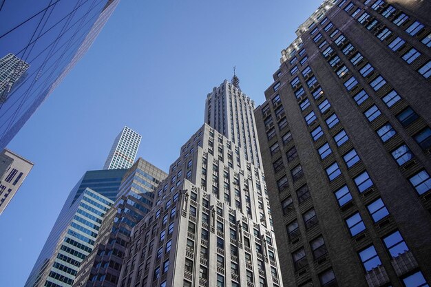 Vista de los rascacielos de manhattan de nueva york desde la calle hasta la parte superior del edificio en un día claro y soleado