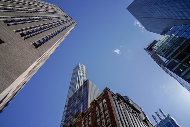 Vista de los rascacielos de manhattan de nueva york desde la calle hasta la parte superior del edificio en un día claro y soleado