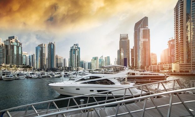 Vista con rascacielos modernos y muelle de agua del puerto deportivo de dubai al atardecer emiratos árabes unidos