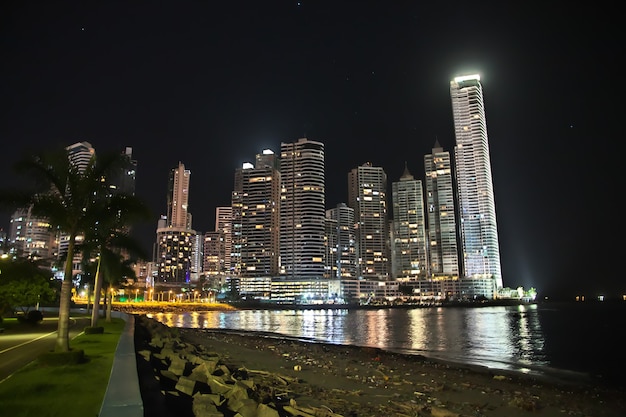 La vista de los rascacielos en el paseo marítimo de la ciudad de Panamá