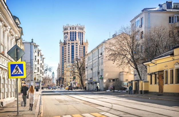 Vista del rascacielos en Paveletskaya desde la calle Novokuznetskaya Moscú