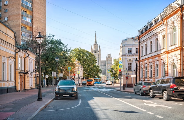 Vista del rascacielos en la plaza Kudrinskaya de la calle Bolshaya Nikitskaya en Moscú en un día soleado de verano