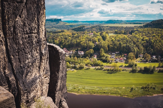 Vista de Rathen en Sajonia Suiza, Alemania. Parque Bastei, río Elba, montañas de arenisca