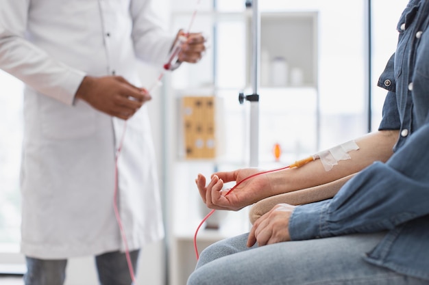 Vista recortada de una anciana caucásica haciendo transfusiones de sangre