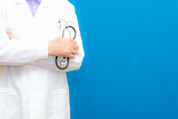 Vista recortada de Homem Doutor em uniforme de pé e segurando um estetoscópio Copiar espaço para o seu texto