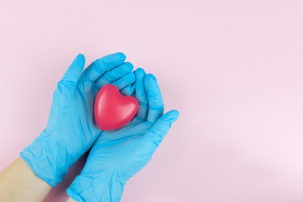 Vista recortada de médico segurando um coração vermelho nas mãos, seguro saúde, doação, caridade, salvando vidas