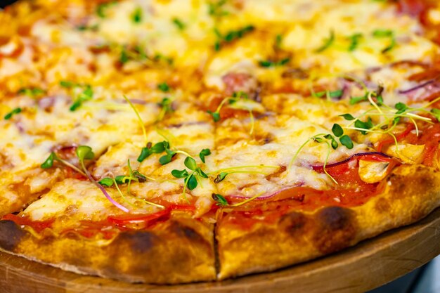 Vista recortada de la deliciosa pizza servida en un plato de madera Apetito de pizza en el restaurante Foto de archivo