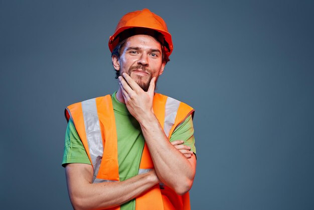 Vista recortada de un hombre barbudo en uniforme de trabajo ingeniero de construcción Foto de alta calidad