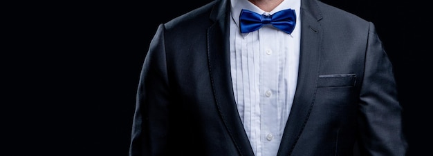 Vista recortada del hombre de esmoquin con foto de pajarita formal del hombre de esmoquin en traje formal