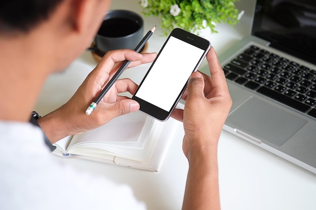 Vista recortada de las manos del hombre sosteniendo un teléfono inteligente con una pantalla de espacio de copia en blanco para su mensaje de texto o contenido de información femenino leyendo un mensaje de texto en el teléfono celular durante el entorno urbano