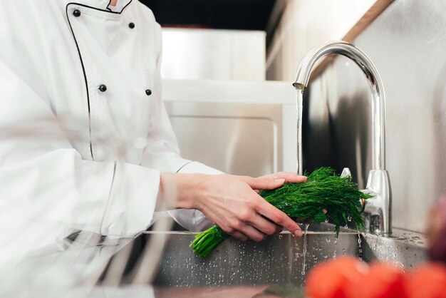 vista recortada mujer cocinera lavando