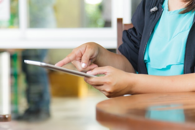 Vista recortada de mujeres usando una tableta digital