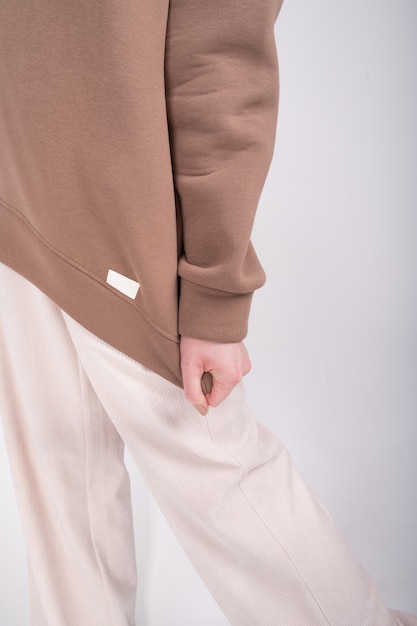 Vista recortada de la ropa básica de mujer. Armario minimalista de mujer en blanco y beige. Compras sin desperdicio.