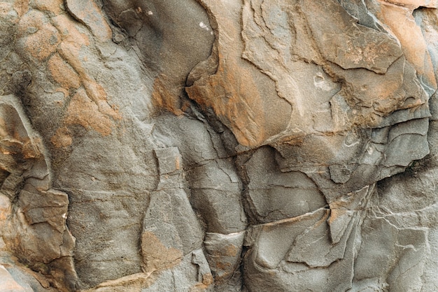 Vista recortada de la textura de piedra del acantilado del patrón de roca marrón. Textura de piedra arenisca detallada. Concepto de montañas