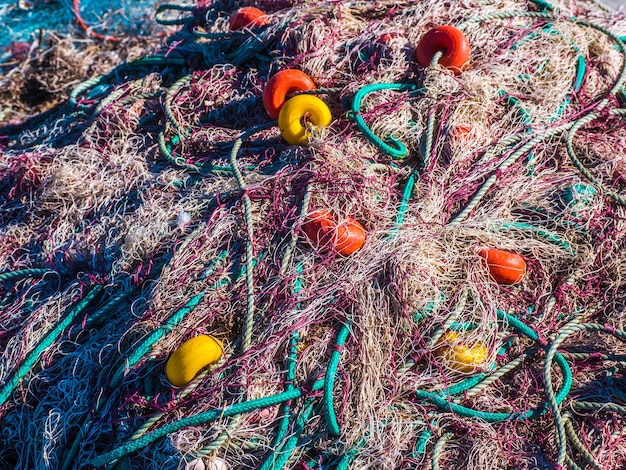 Foto vista de una red de pesca en el muelle