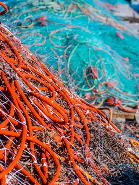 Foto vista de una red de pesca en el muelle.