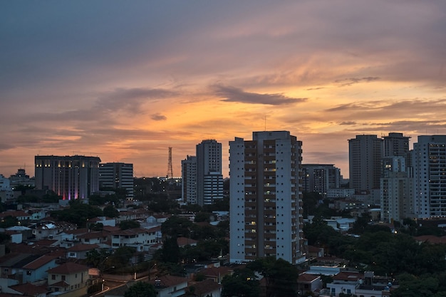 Vista de la región del Aeropuerto Local en sao paulo al atardecer