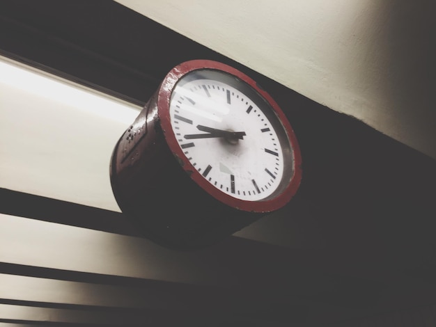 Vista del reloj desde un ángulo bajo