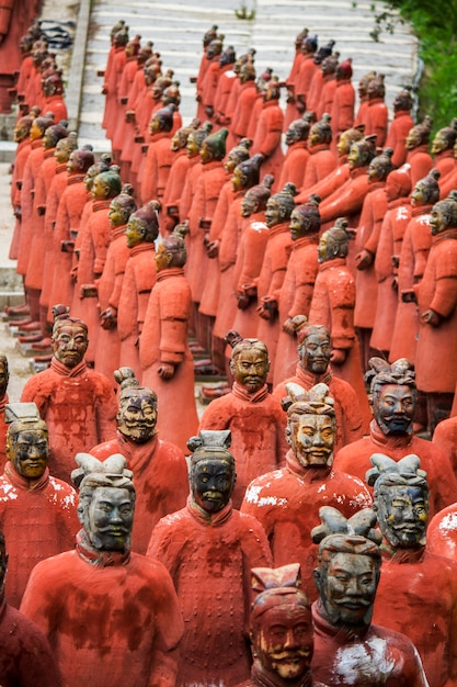 Vista de réplicas de estatuas ubicadas en el parque Buddha Eden, Bombarral, Portugal