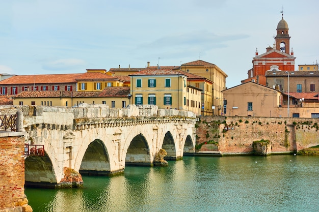 Vista de Rimini con el Puente de Tiberio, Italia. Paisaje italiano