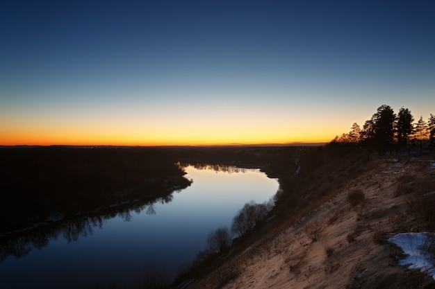 Vista del río desde el acantilado. Cielo de la tarde después del atardecer.