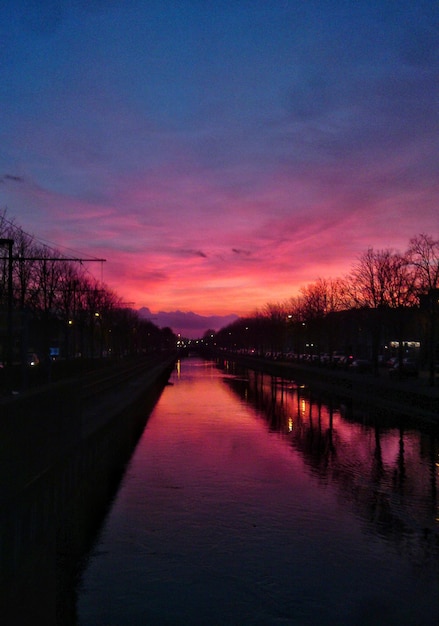 Vista del río al atardecer