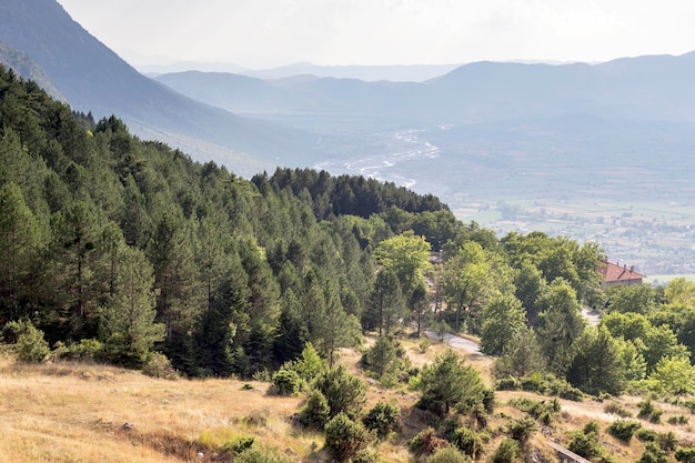 Una vista del río Aoos y el valle desde las alturas de las montañas en la luz del atardecer Epiro región Grecia