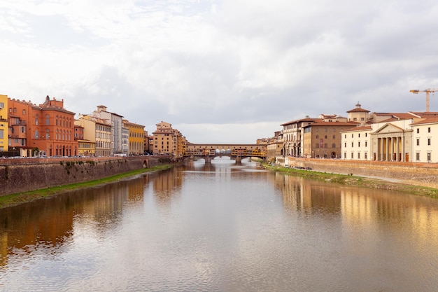 Una vista del río arno con el puente al fondo.