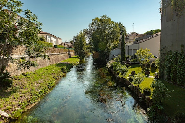 Vista del río Buranelli en Treviso en Italia con árboles en un día soleado