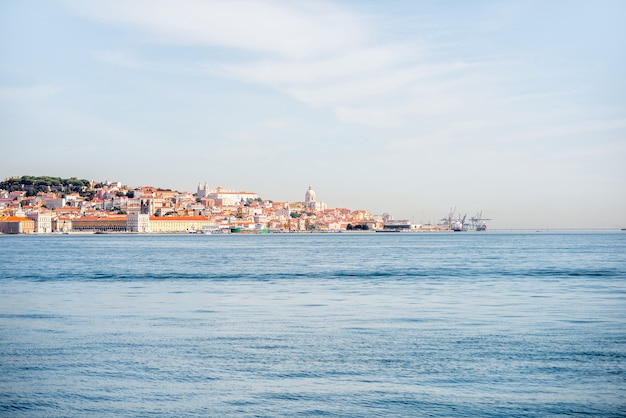 Vista desde el río en el casco antiguo de Lisboa durante la luz de la mañana en Portugal