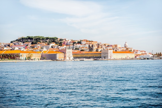 Vista desde el río en el casco antiguo de Lisboa durante la luz de la mañana en Portugal