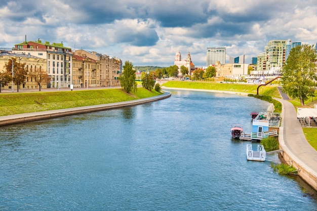 Vista del río en la ciudad europea