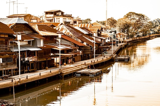 Una vista del río en la ciudad de siem reap.