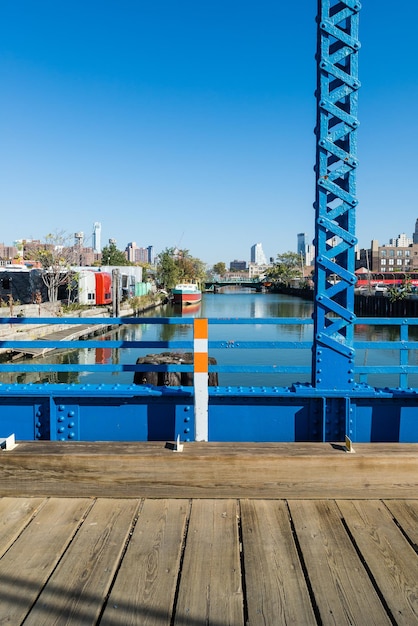 Vista del río contra el cielo azul claro