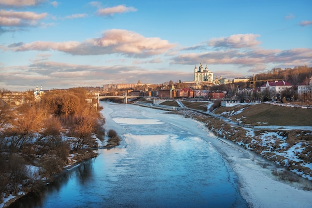 Vista del río Dnieper y la Catedral de la Asunción en Smolensk bajo el cielo azul de primavera