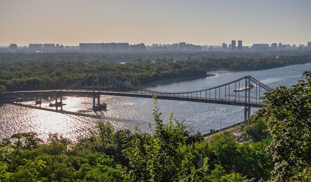 Vista del río Dnieper y la ciudad de Kiev, Ucrania, desde el puente peatonal en una soleada mañana de verano