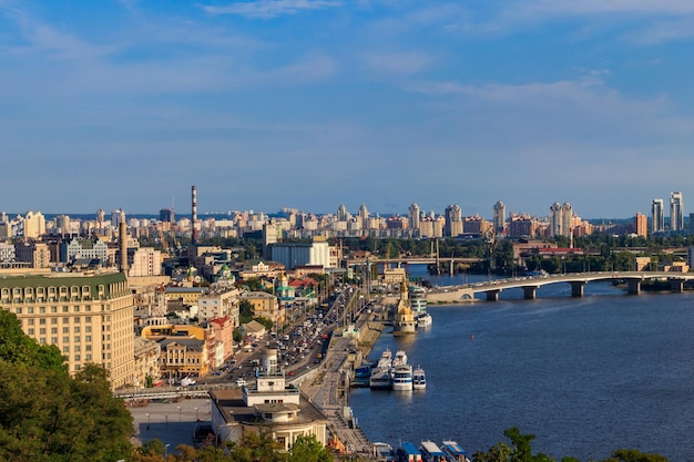 Vista del río Dnieper y el paisaje urbano de Kiev Ucrania