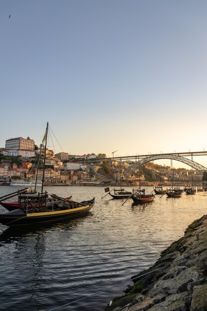 Foto vista del río duero y de la ciudad de oporto al amanecer en otoño en portugal