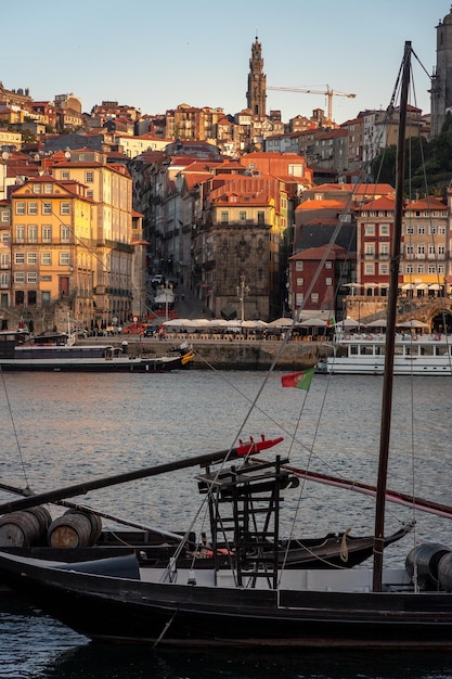 Foto vista del río duero y de la ciudad de oporto al amanecer en otoño en portugal