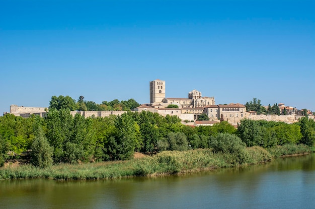 Foto vista del río duero por zamora con la silueta de la catedral y el castillo