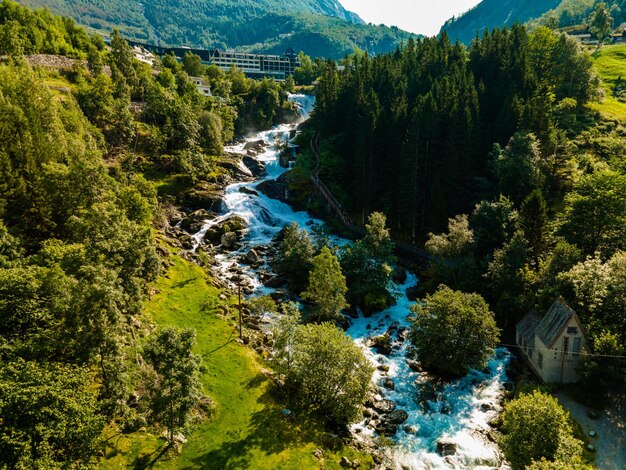 Vista del río Geirangerelvi y la cascada Storfossen en Geiranger Noruega