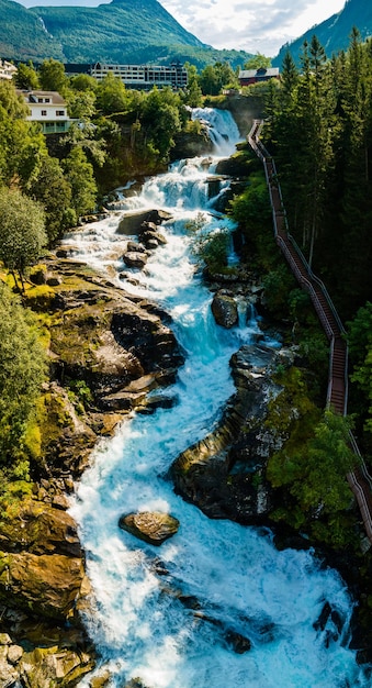 Vista del río Geirangerelvi y la cascada Storfossen en Geiranger Noruega