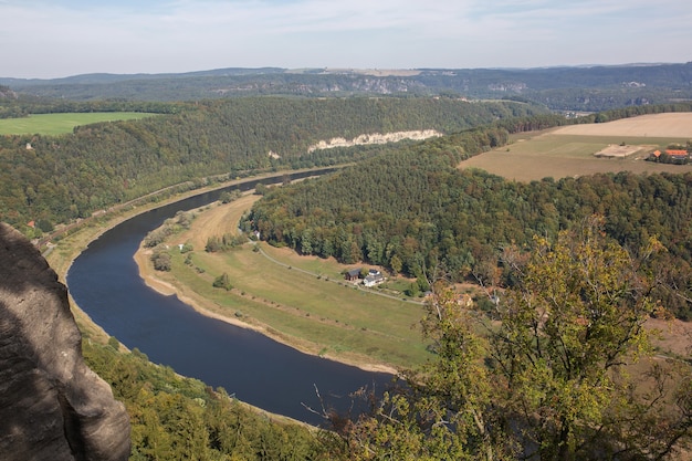 Vista del río en Little Willage en Alemania