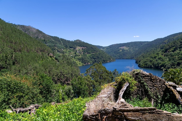 Vista del río Mio poco antes de llegar a la presa de Os Peares Ourense Galicia España