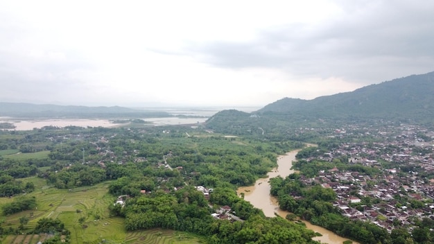 Foto una vista del río y las montañas