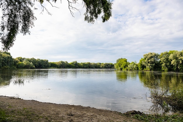 Vista del río Moskva cerca de la plaza en Old Kolomna