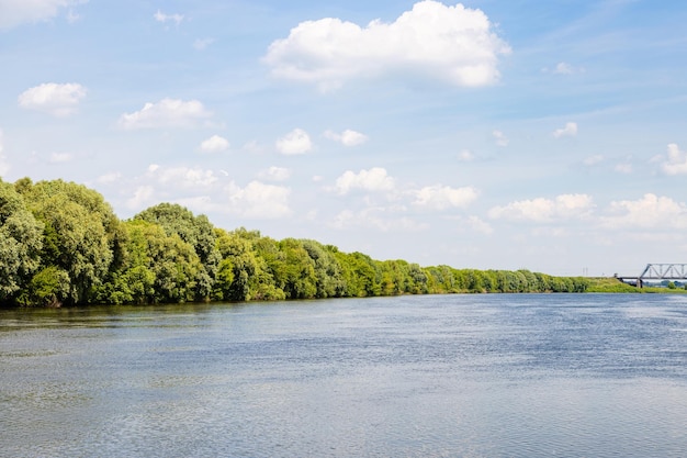 Vista del río Moskva en la ciudad de Kolomna el día de verano