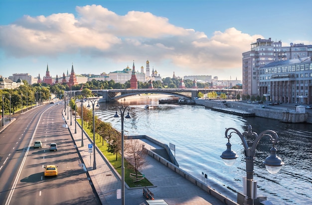 Vista del río Moskva y el Kremlin de Moscú desde el Puente Patriarcal en el sol de la mañana. Inscripción: Teatro de variedades