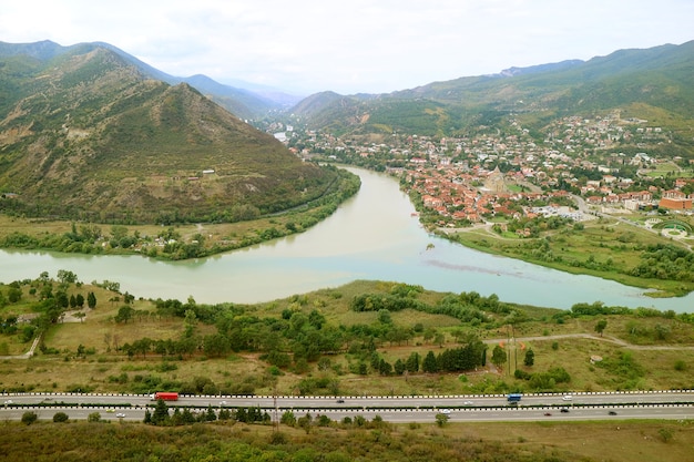 Foto vista del río mtkvari y el río aragvi