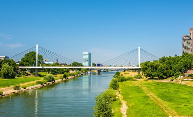 Vista del río Neckar en Mannheim - Alemania